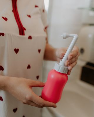 Věděli jste, že i sprška může být opravdu promyšlená?🫶🏼 Sprška MomCare přináší úlevu přesně tam, kde ji po porodu...